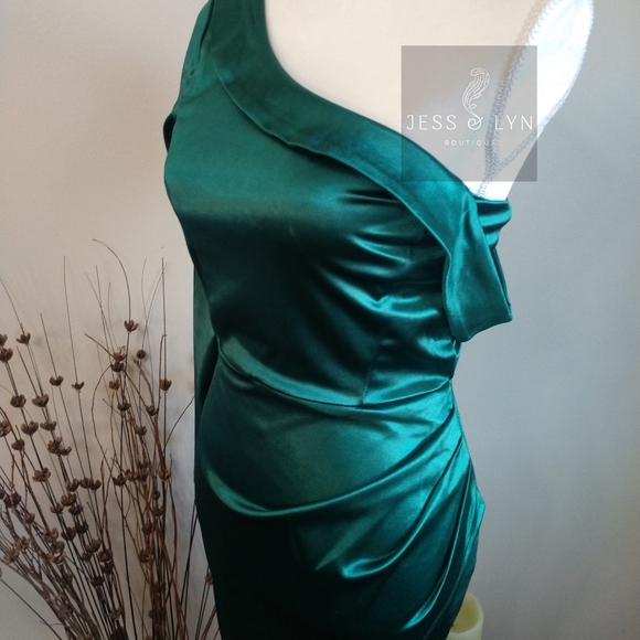 🆕Emerald Green Asymmetrical Evening Gown - Picture 11 of 15